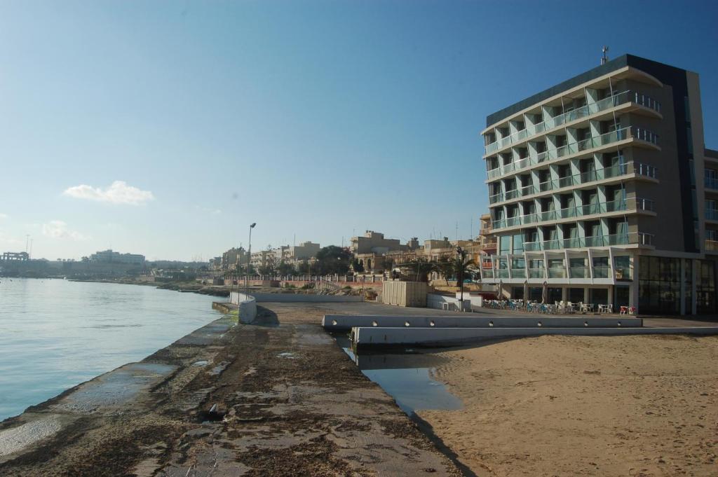 Water'S Edge Hotel Birżebbuġa Exteriör bild