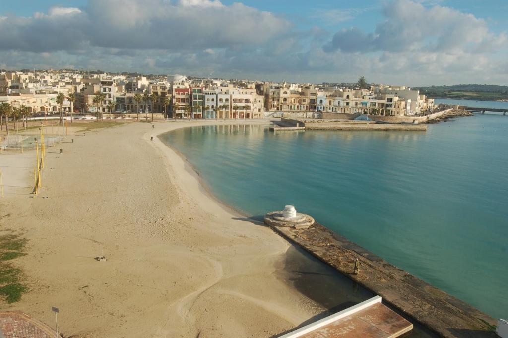 Water'S Edge Hotel Birżebbuġa Exteriör bild