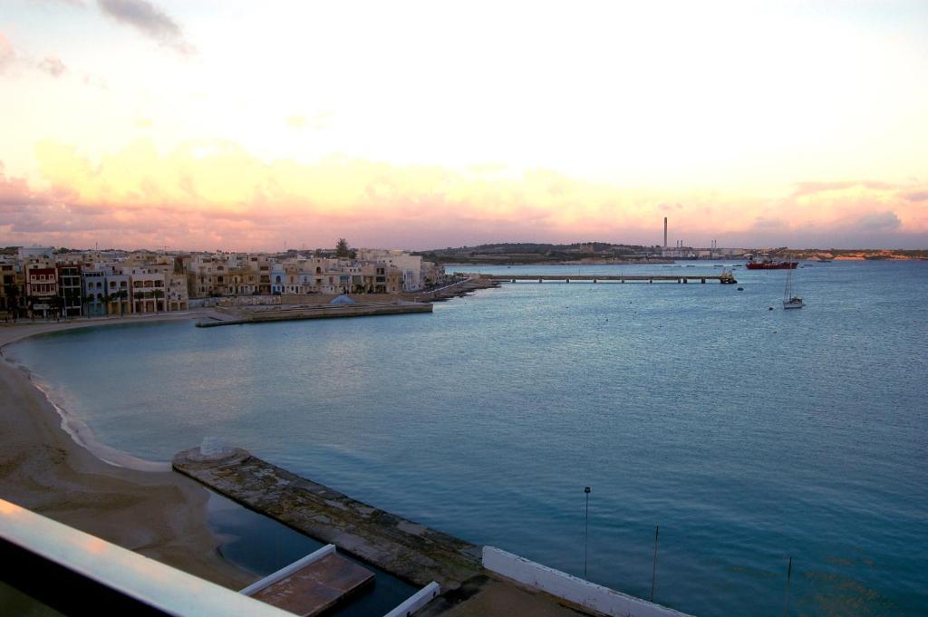 Water'S Edge Hotel Birżebbuġa Rum bild